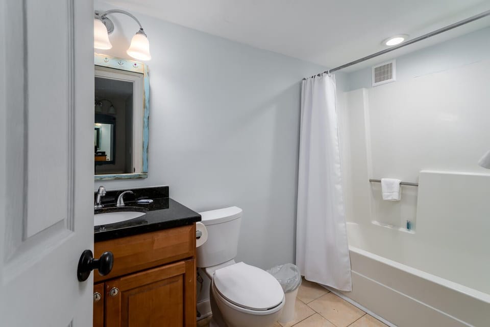 Guest bath with tub/shower