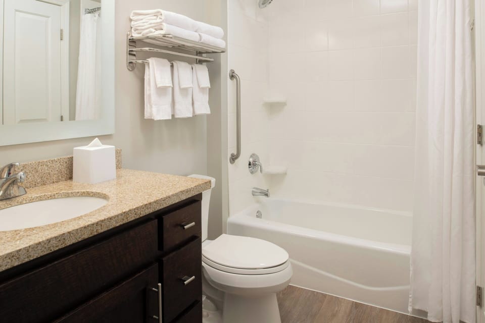 Combined shower/tub, hair dryer, towels