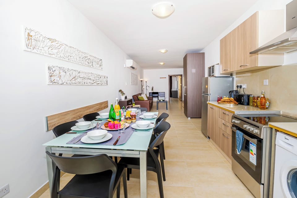 Apartment, 2 Bedrooms, Balcony, City View | Interior
