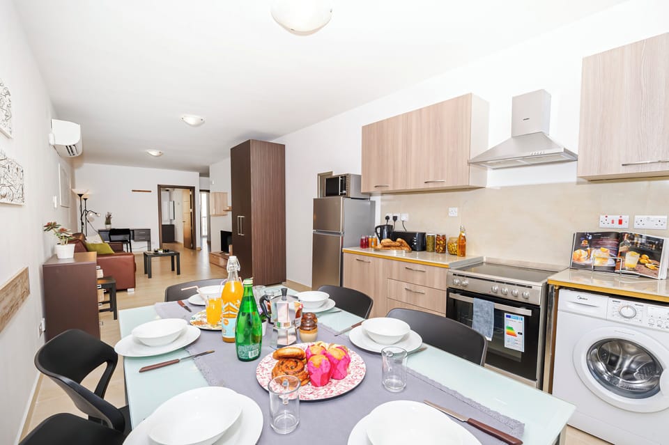 Apartment, 2 Bedrooms, Balcony, City View | Interior