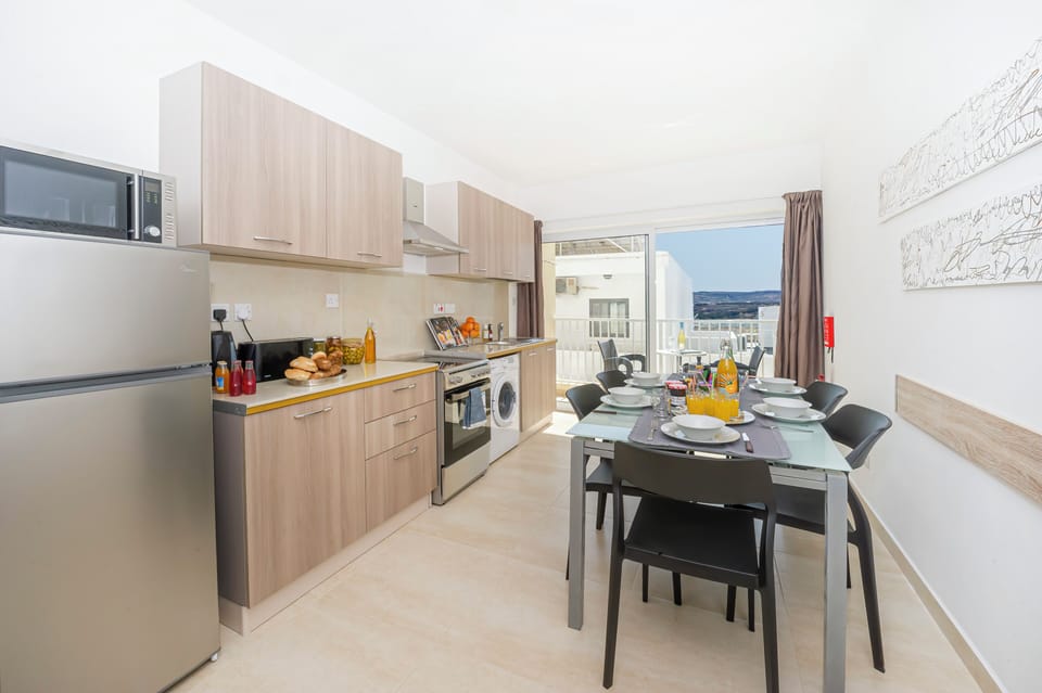Apartment, 2 Bedrooms, Balcony, City View | Interior