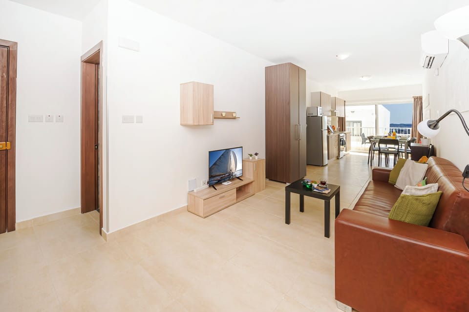 Apartment, 2 Bedrooms, Balcony, City View | Living room | Flat-screen TV
