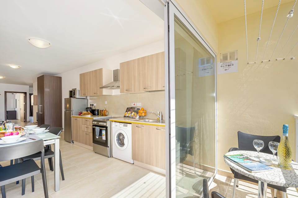 Apartment, 2 Bedrooms, Balcony, City View | Interior