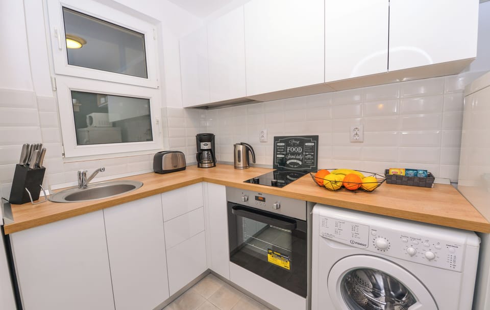 Apartment, 1 Bedroom, Garden View | Interior
