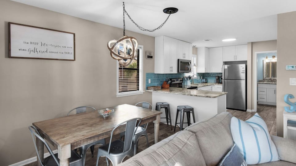 Beachwood Villas 1B - Dining into kitchen area