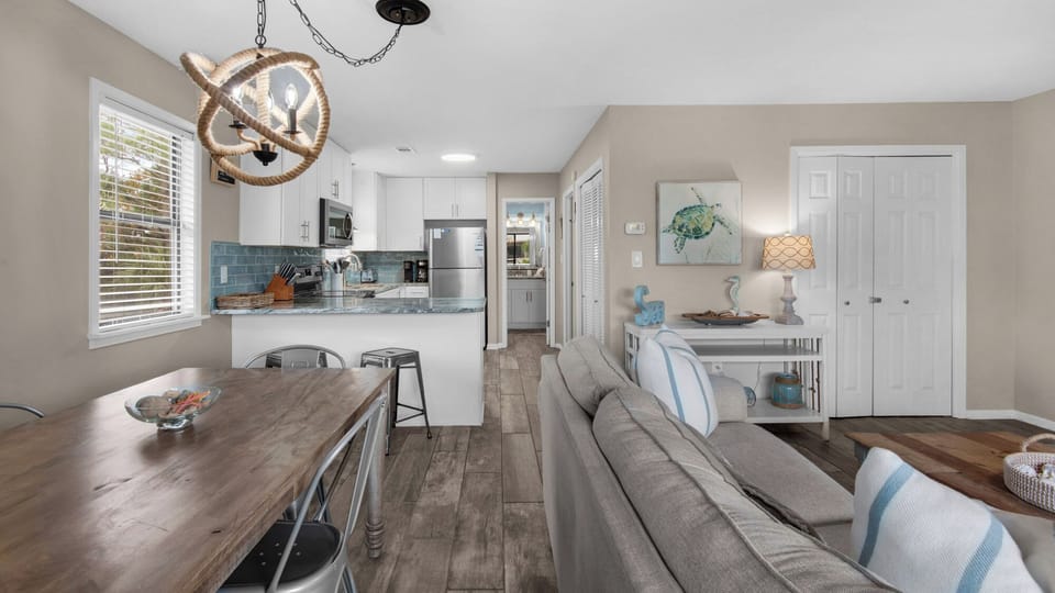Beachwood Villas 1B - Open layout connecting the living, dining, and kitchen areas.