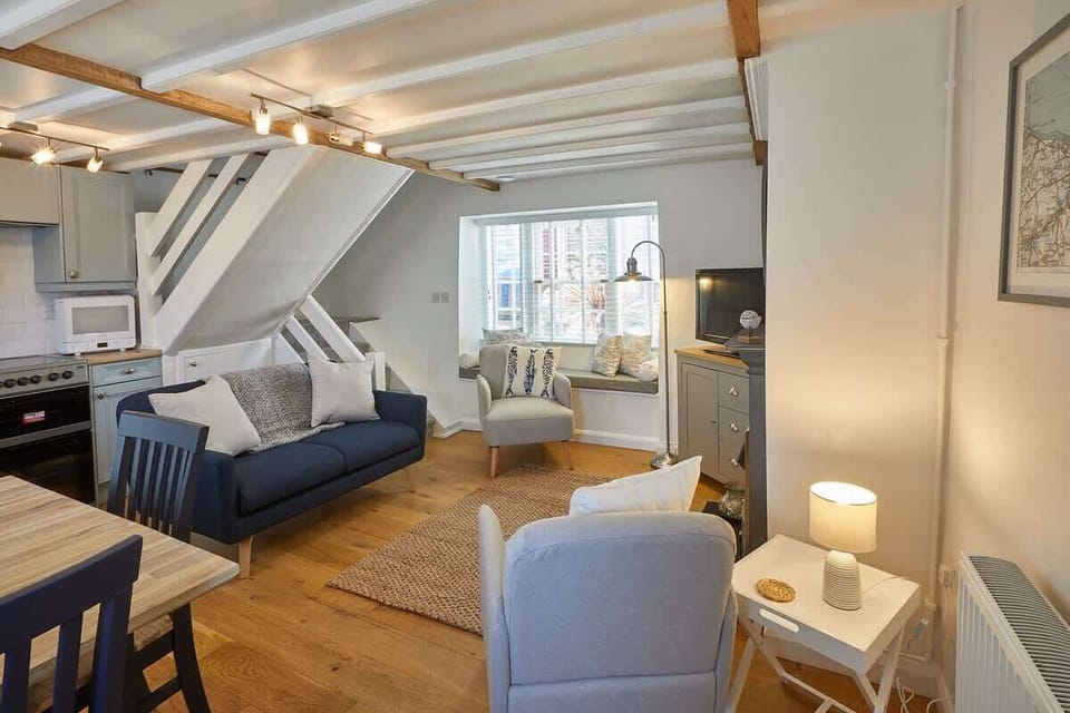 Amber Cottage, Whitby - Host & Stay