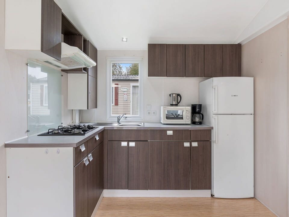 Kitchen, Kitchen Appliance, Countertop, Major Appliance, Cabinetry, Plumbing Fixture, Sink, Interior Design, Tap, Kitchen Sink