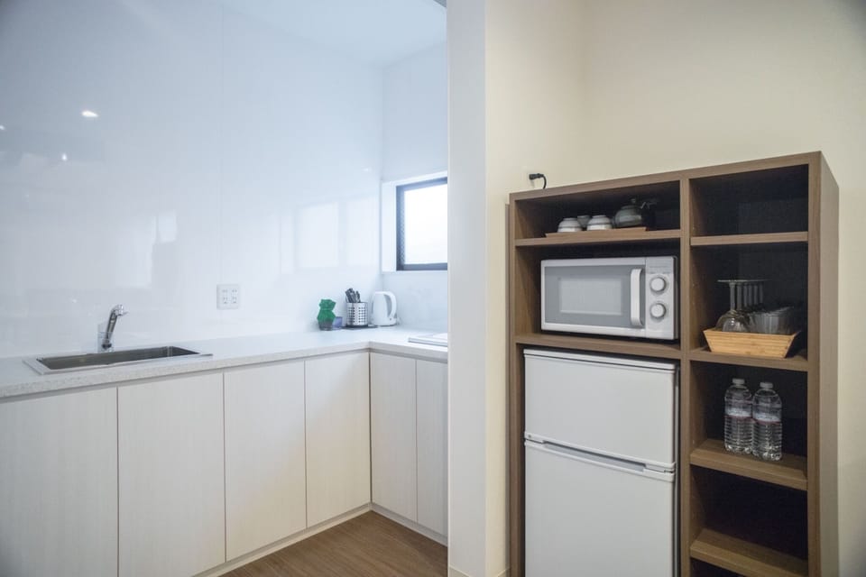 Refrigerator microwave