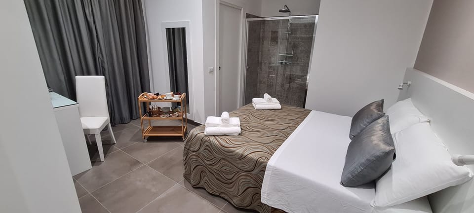 Romantic Double Room | Minibar, in-room safe, desk, laptop workspace