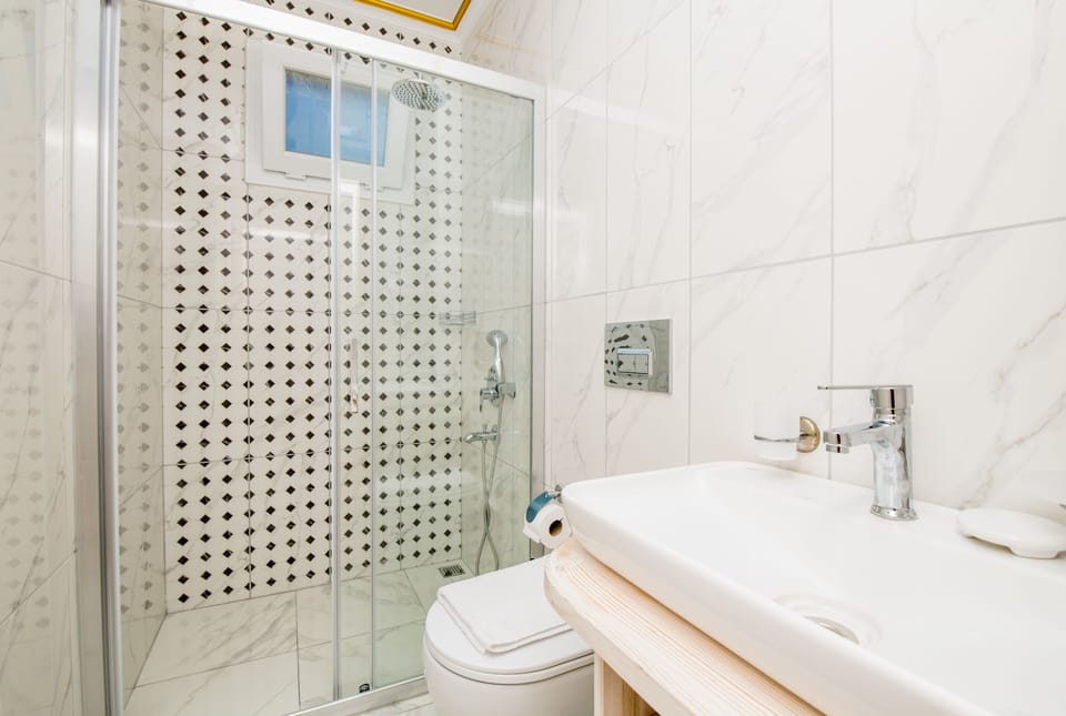 Shower, rainfall showerhead, free toiletries, hair dryer