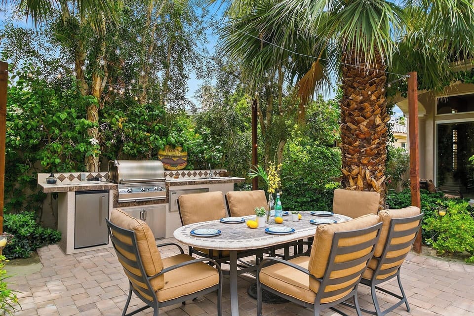 Outdoor dining for 6, built in BBQ grill
