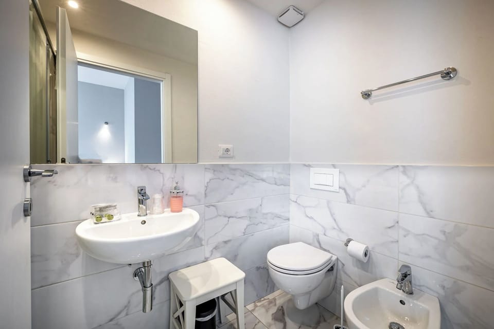 Shower, free toiletries, hair dryer, bidet