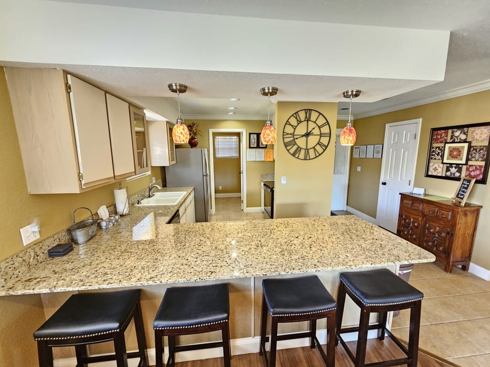 Huge kitchen and dining areas, stainless steel appliances, & granite countertops