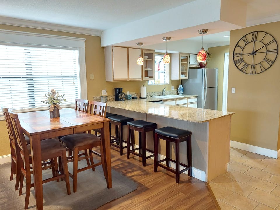Full-sized kitchen, breakfast bar, granite countertops, & ample seating!