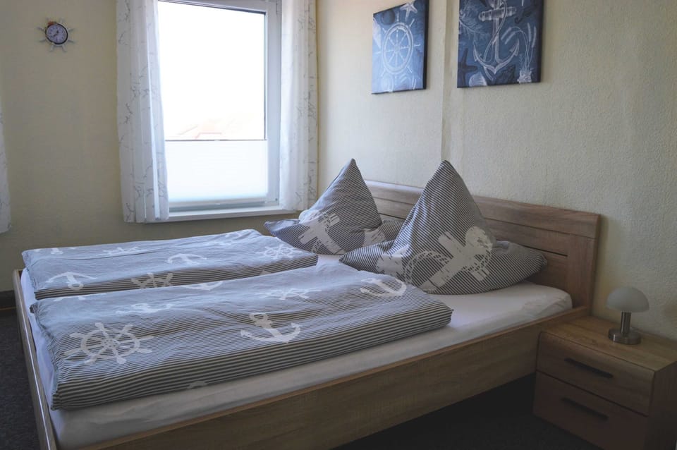 Room 1 - Pension Restaurant Zur Brücke Bed and Breakfast in Wangerland