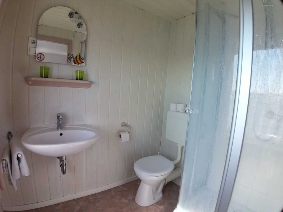 Room 4 - Pension Restaurant Zur Brücke Bed and Breakfast in Wangerland