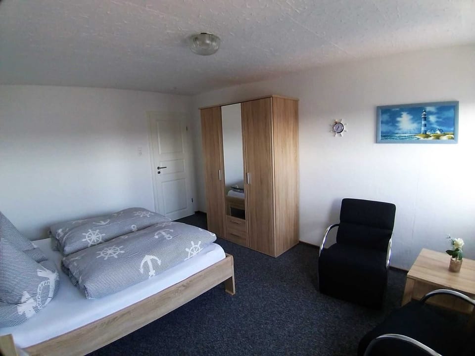 Room 4 - Pension Restaurant Zur Brücke Bed and Breakfast in Wangerland