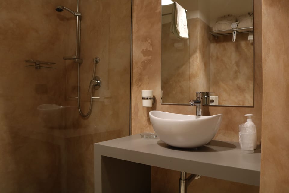 Junior Suite | Bathroom | Rainfall showerhead, free toiletries, hair dryer, slippers