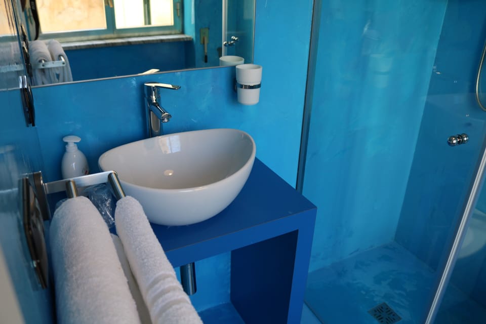 Double Room | Bathroom | Rainfall showerhead, free toiletries, hair dryer, slippers