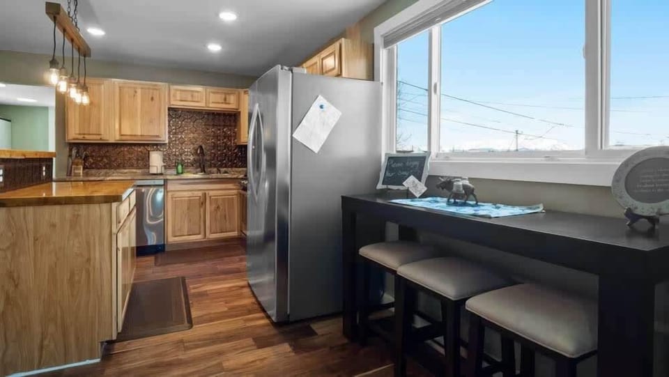 【Kitchen】Full Kitchen — Stainless Fridge, Breakfast Counter with Stools