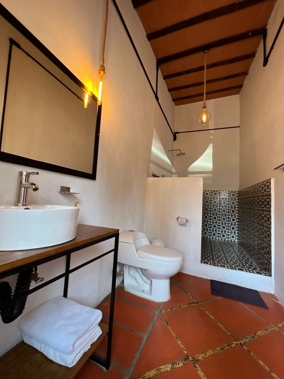 Superior Studio Suite | Bathroom | Shower, free toiletries, towels, toilet paper