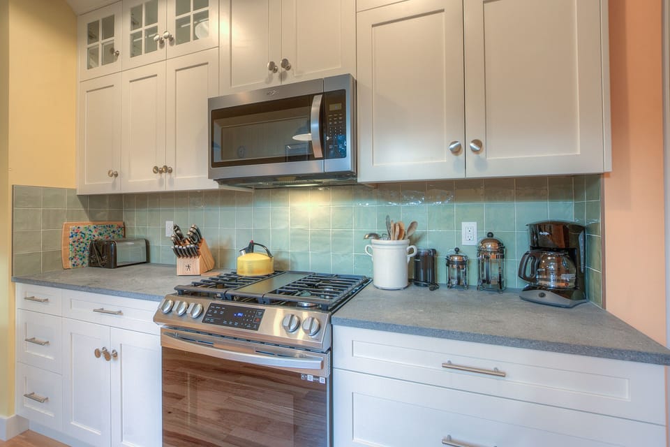 All brand new kitchen appliances.