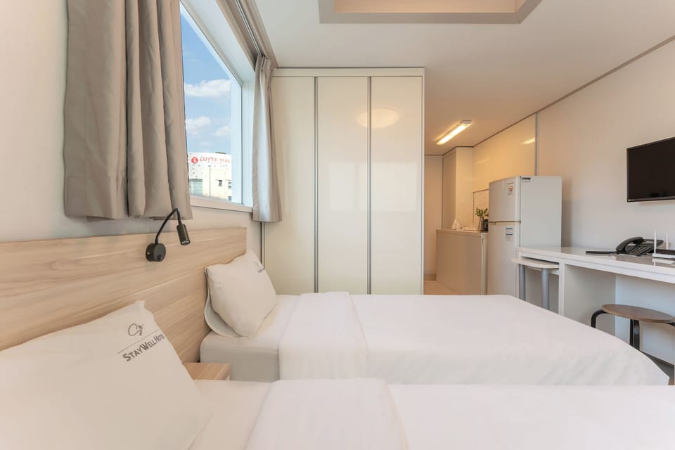 Standard Twin Room | Desk, laptop workspace, soundproofing