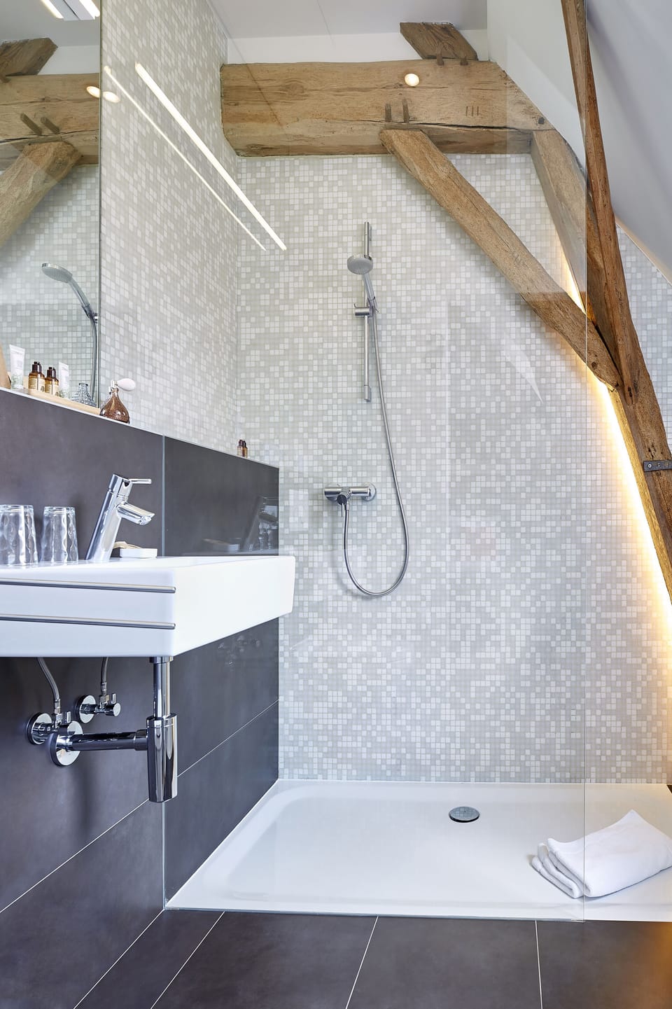 Luxury Double Room | Bathroom | Deep soaking tub, eco-friendly toiletries, hair dryer, bathrobes