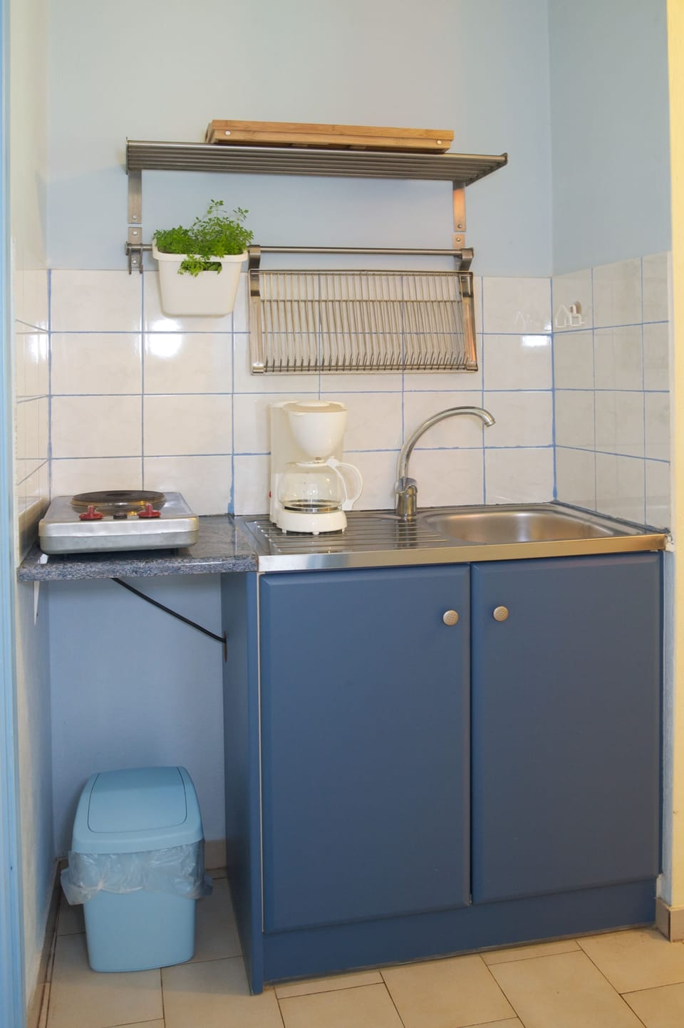 Family Apartment, 1 Bedroom, Pool View | Private kitchenette | Fridge, stovetop, cookware/dishes/utensils, dining tables