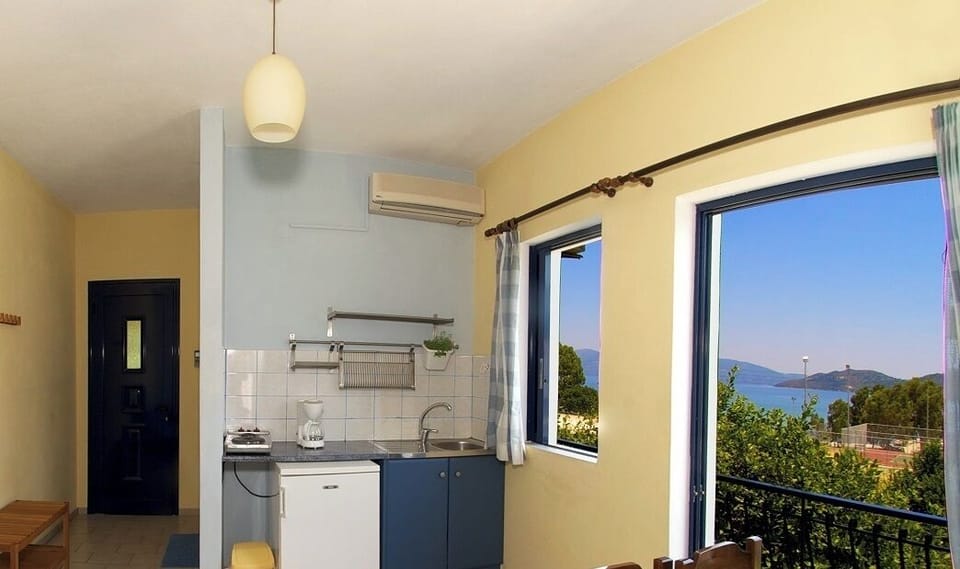 Traditional Apartment, 1 Bedroom, Sea View, Ground Floor | Blackout drapes, iron/ironing board, free WiFi, bed sheets