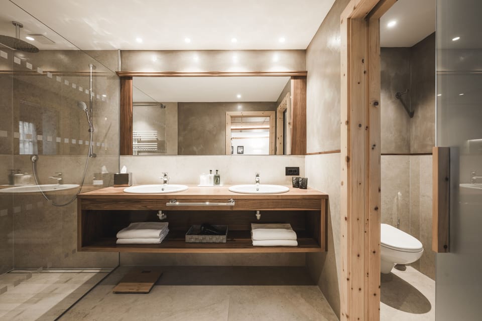 Deluxe Double Room | Bathroom | Free toiletries, bathrobes, slippers, bidet