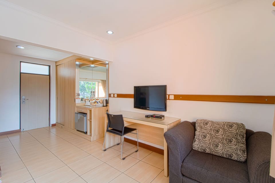 Deluxe Room | Desk, rollaway beds, free WiFi, bed sheets