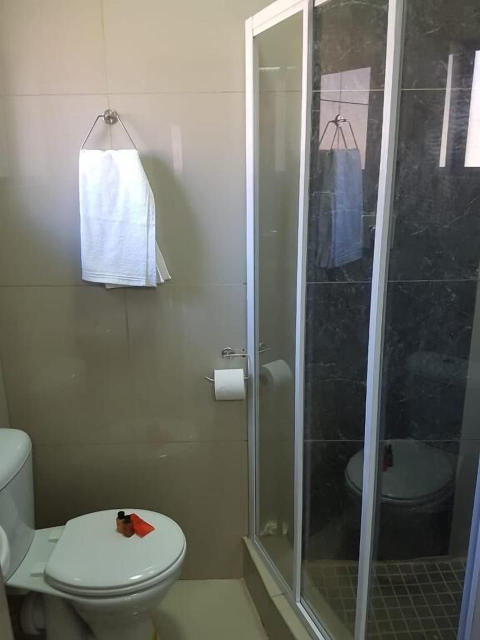 Shower, rainfall showerhead, free toiletries, towels