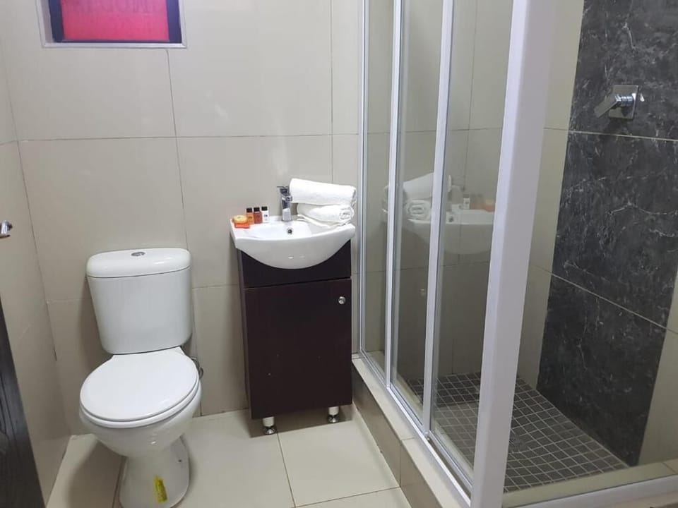 Shower, rainfall showerhead, free toiletries, towels