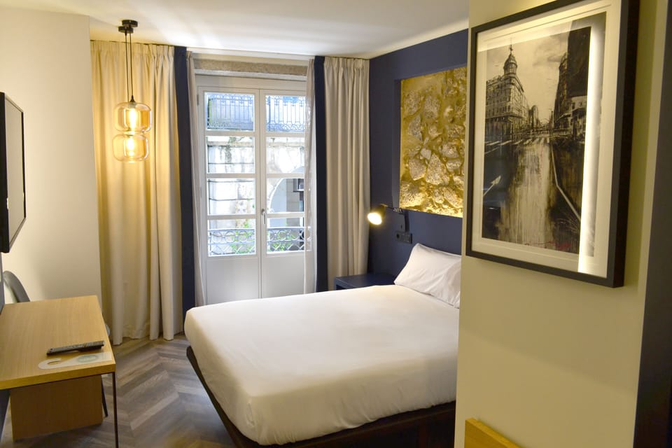 Standard Room | Desk, laptop workspace, blackout drapes, soundproofing