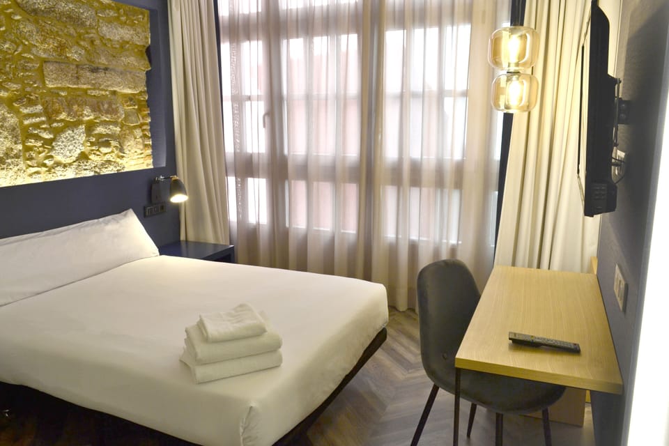 Economy Double Room | Desk, laptop workspace, blackout drapes, soundproofing