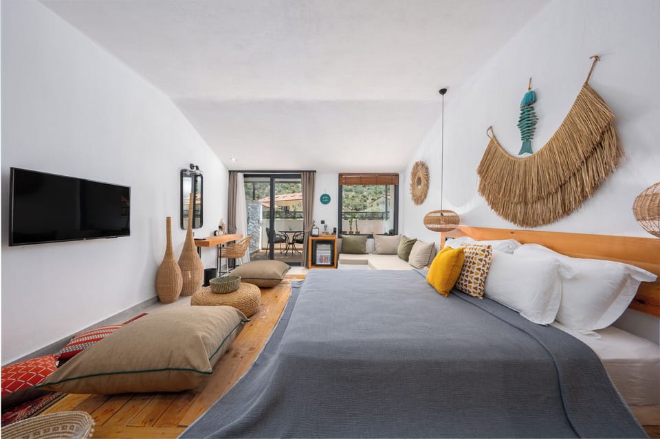 Penthouse Suite | Minibar, in-room safe, individually decorated, individually furnished