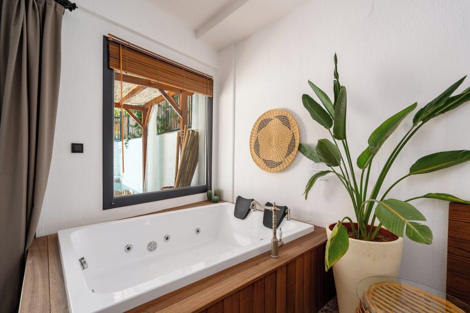 Royal Honeymoon Suite | Minibar, in-room safe, individually decorated, individually furnished