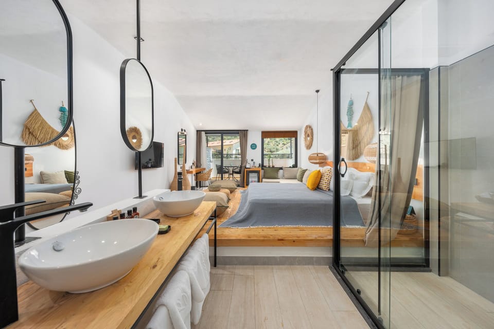 Penthouse Suite | Minibar, in-room safe, individually decorated, individually furnished