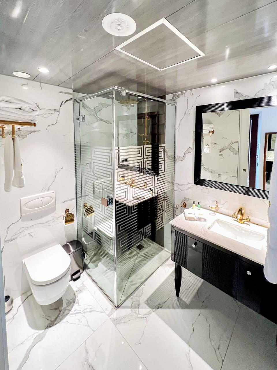 Deluxe Double Room | Bathroom | Separate tub and shower, jetted tub, rainfall showerhead, hair dryer
