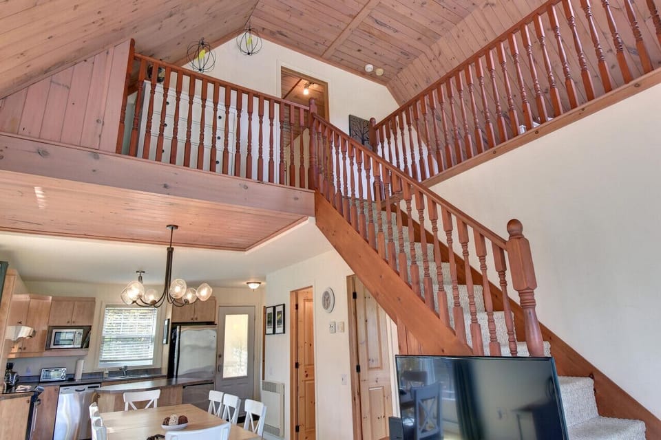 `Great place very clean with all the amenities . Host is very prompt In replying.kitchen is well equipped. Great location . Will strongly recommend.`