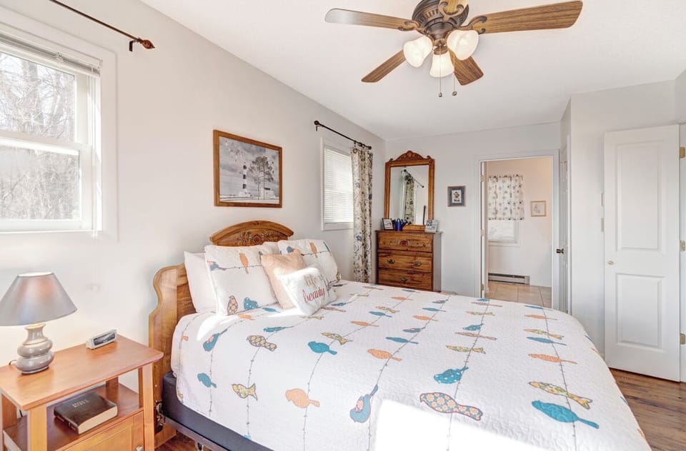 Guest Bedroom--- Queen Size Bed