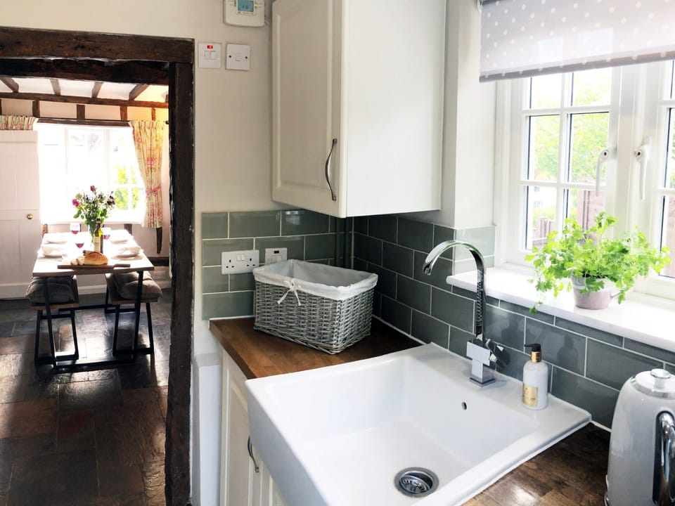 Traditional Cottage, Private Bathroom (Millie’s Cottage ) | Shared kitchen | Highchair