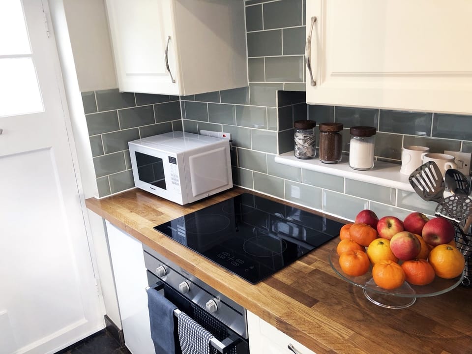 Traditional Cottage, Private Bathroom (Millie’s Cottage ) | Shared kitchen | Highchair