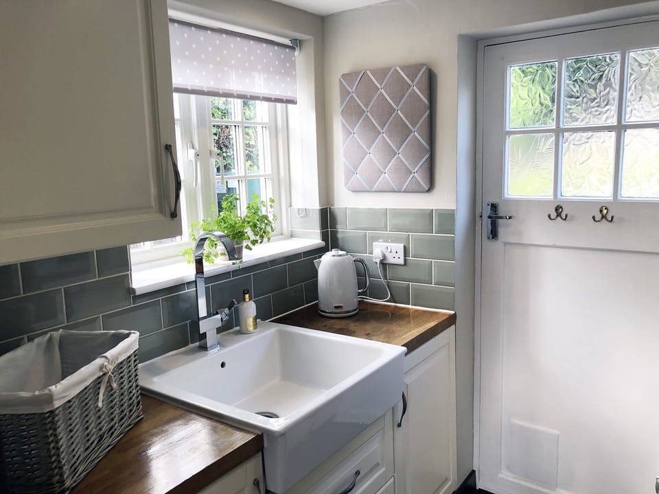 Traditional Cottage, Private Bathroom (Millie’s Cottage ) | Shared kitchen | Highchair