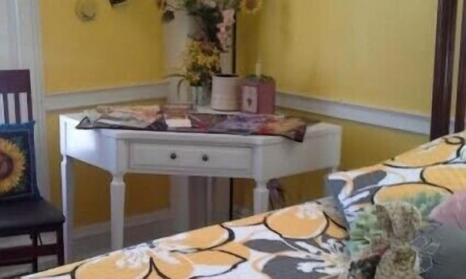 Room, Shared Bathroom (Yellow Room) | Premium bedding, blackout drapes, iron/ironing board
