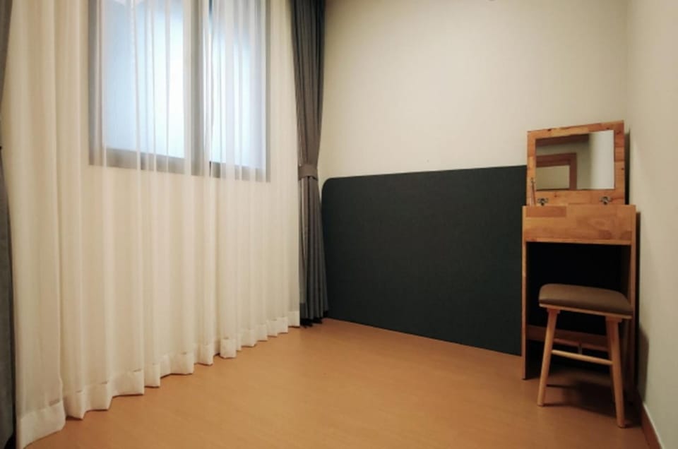 Deluxe Room (ondol) | Minibar, desk, laptop workspace, blackout drapes