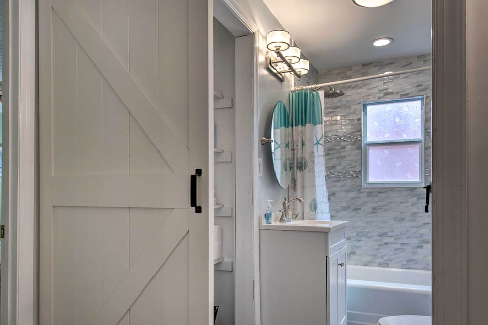 En-Suite Bathroom | Towels Provided