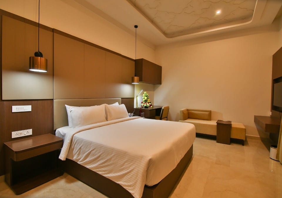 Superior Plus | Egyptian cotton sheets, premium bedding, minibar, desk